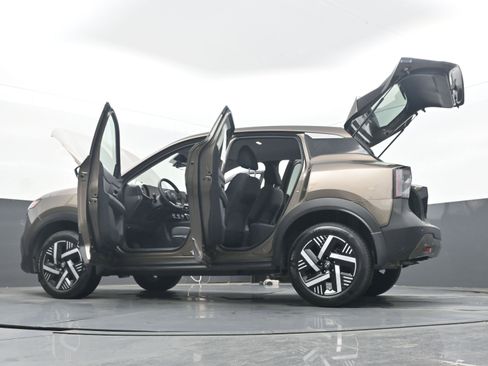 Certified 2025 Nissan Kicks SV image 38