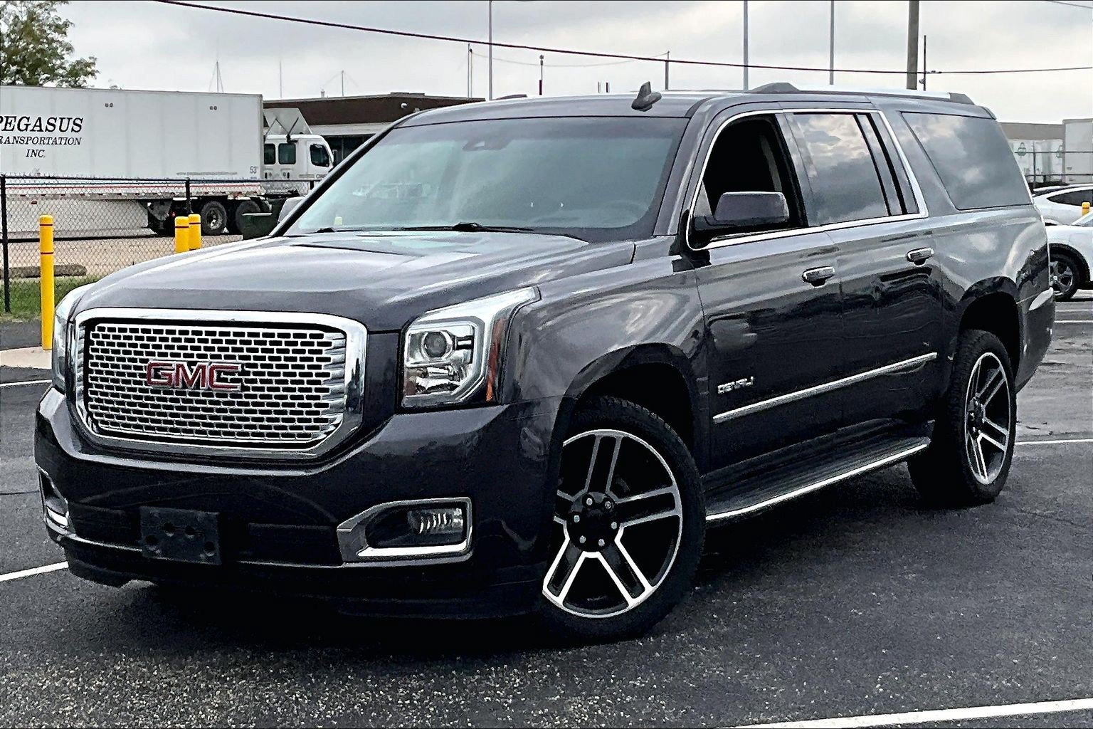Used 2017 GMC Yukon XL Denali AWD/4WD image 8