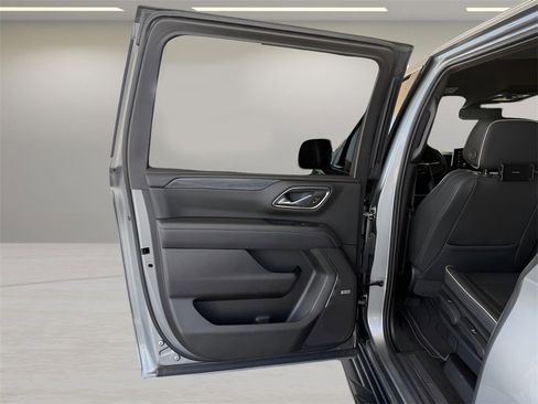 Used 2023 GMC Yukon XL SLT w/ SLT Luxury Package image 15