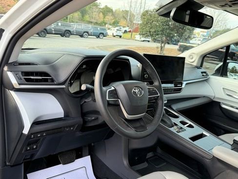 Used 2025 Toyota Sienna XLE w/ XLE Plus Package image 16