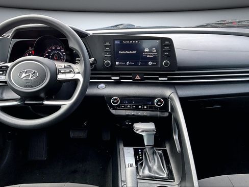 Used 2022 Hyundai Elantra SEL w/ Winter Weather Package image 9