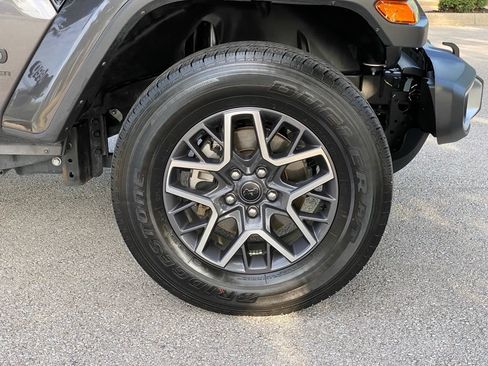 Used 2025 Jeep Wrangler Unlimited Sahara AWD/4WD image 28