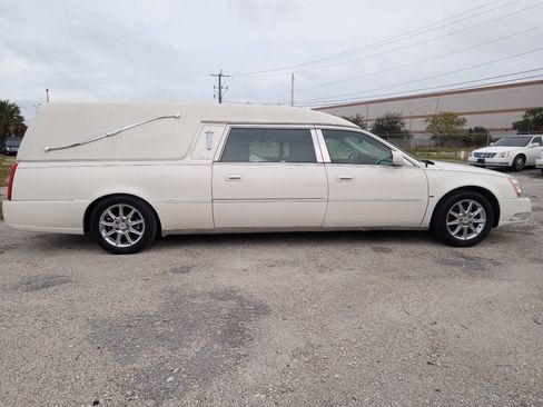 Used 2011 Cadillac DTS Limousine FWD image 4