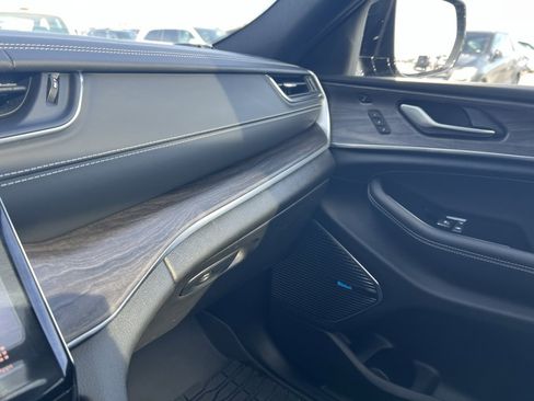 Used 2022 Jeep Grand Cherokee Overland w/ Luxury Tech Group IV image 20