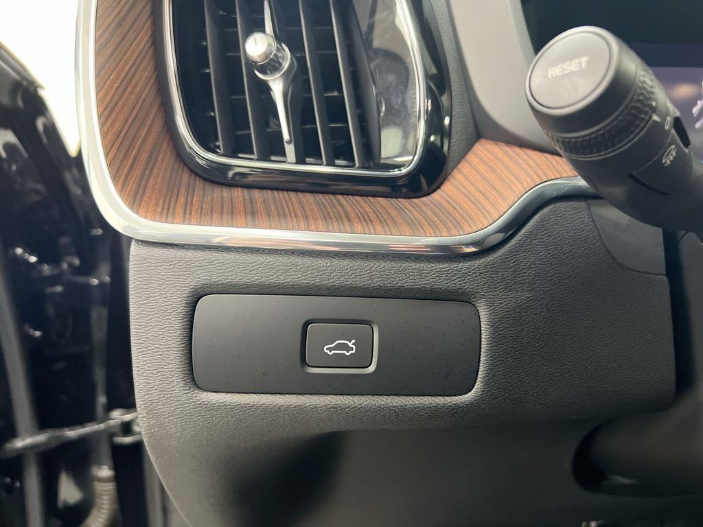 Used 2023 Volvo XC60 B5 Plus AWD/4WD image 18