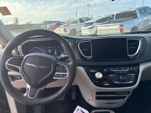 Used 2023 Chrysler Pacifica Touring-L image 9