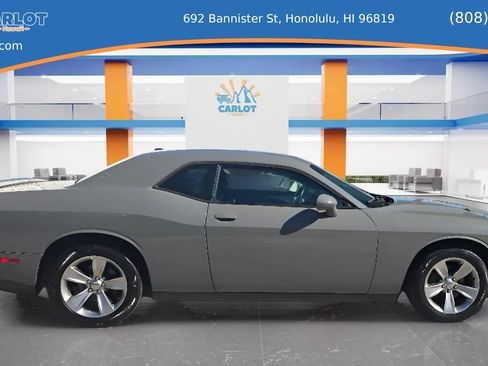 Used 2018 Dodge Challenger SXT RWD image 5
