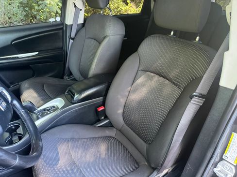 Used 2019 Dodge Journey SE FWD image 17