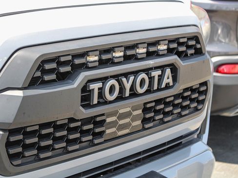 Used 2018 Toyota Tacoma TRD Sport w/ Technology Package RWD image 6