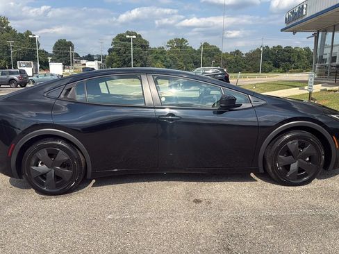 Used 2025 Toyota Prius LE FWD image 6