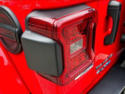 Used 2025 Jeep Wrangler Unlimited Sahara AWD/4WD image 31