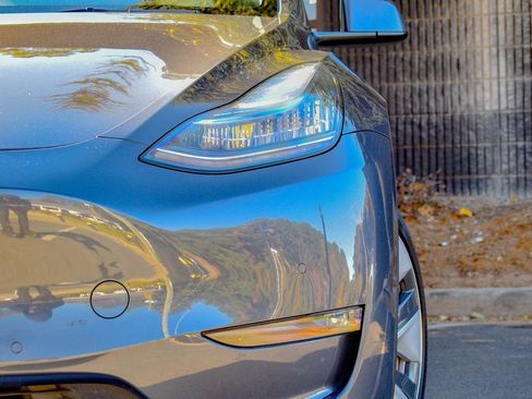 Used 2021 Tesla Model Y Long Range image 2