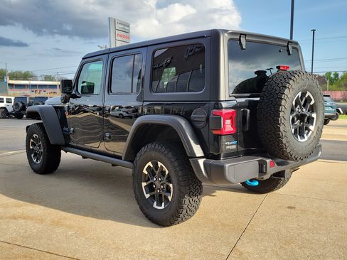 Used 2025 Jeep Wrangler Unlimited Rubicon 4xe w/ Convenience Group AWD/4WD image 3