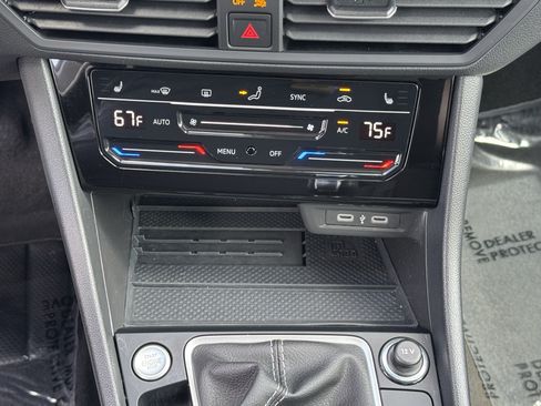 Used 2025 Volkswagen Jetta SE w/ Sunroof Package FWD image 27