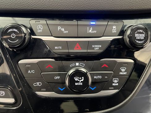 Used 2025 Chrysler Pacifica Select FWD image 52