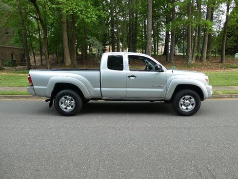 Used 2005 Toyota Tacoma PreRunner image 30