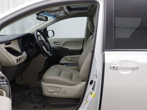 Used 2017 Toyota Sienna XLE image 5