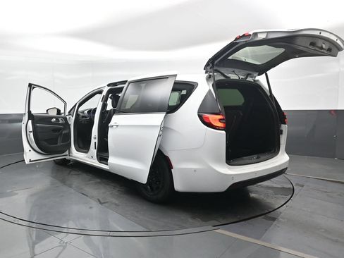 Used 2024 Chrysler Pacifica Limited FWD image 47