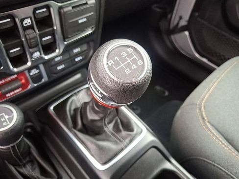 Used 2024 Jeep Gladiator Sport AWD/4WD image 18