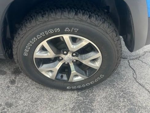 Used 2017 Jeep Cherokee Trailhawk AWD/4WD image 33