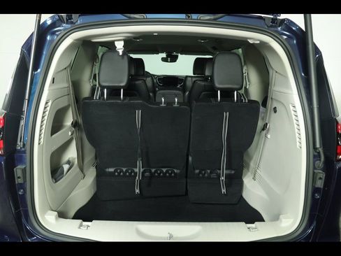 Used 2023 Chrysler Pacifica Touring-L image 9