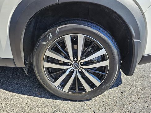 Used 2024 Nissan Pathfinder Platinum w/ Black Appearance Package image 11