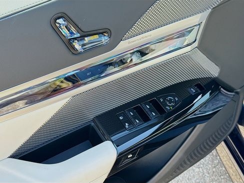 Used 2023 BMW i7 xDrive60 image 22