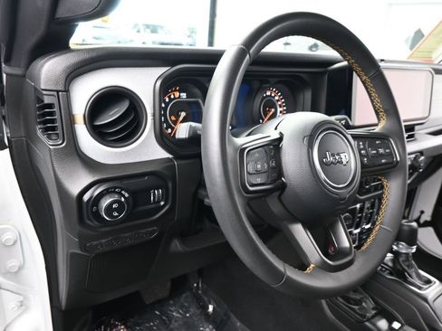 Used 2024 Jeep Gladiator Sport AWD/4WD image 13