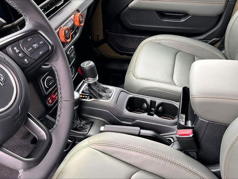 Used 2025 Jeep Gladiator Mojave AWD/4WD image 19