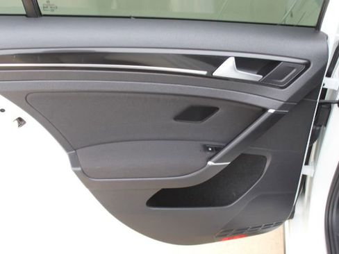 Used 2016 Volkswagen Golf S image 31