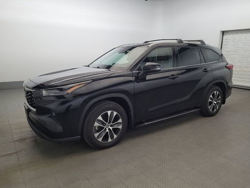 Used 2022 Toyota Highlander XLE AWD/4WD image 2