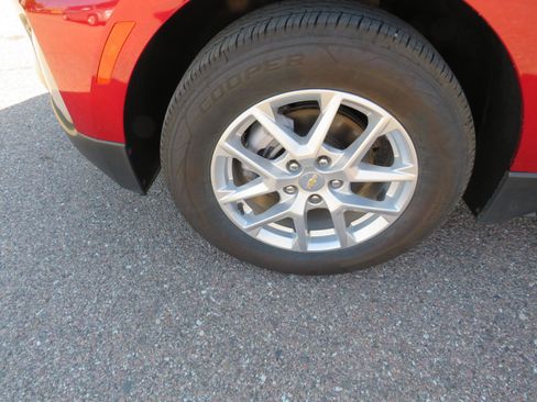 Used 2022 Chevrolet Equinox LT image 2