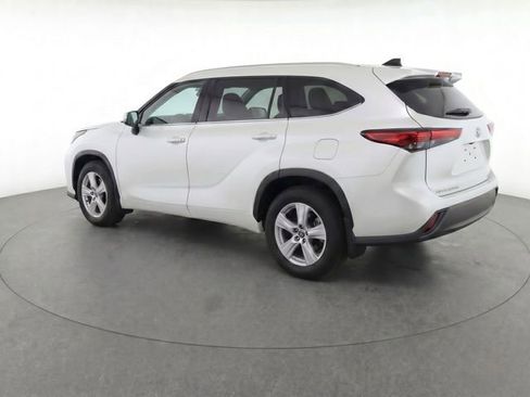 Used 2022 Toyota Highlander L FWD image 7