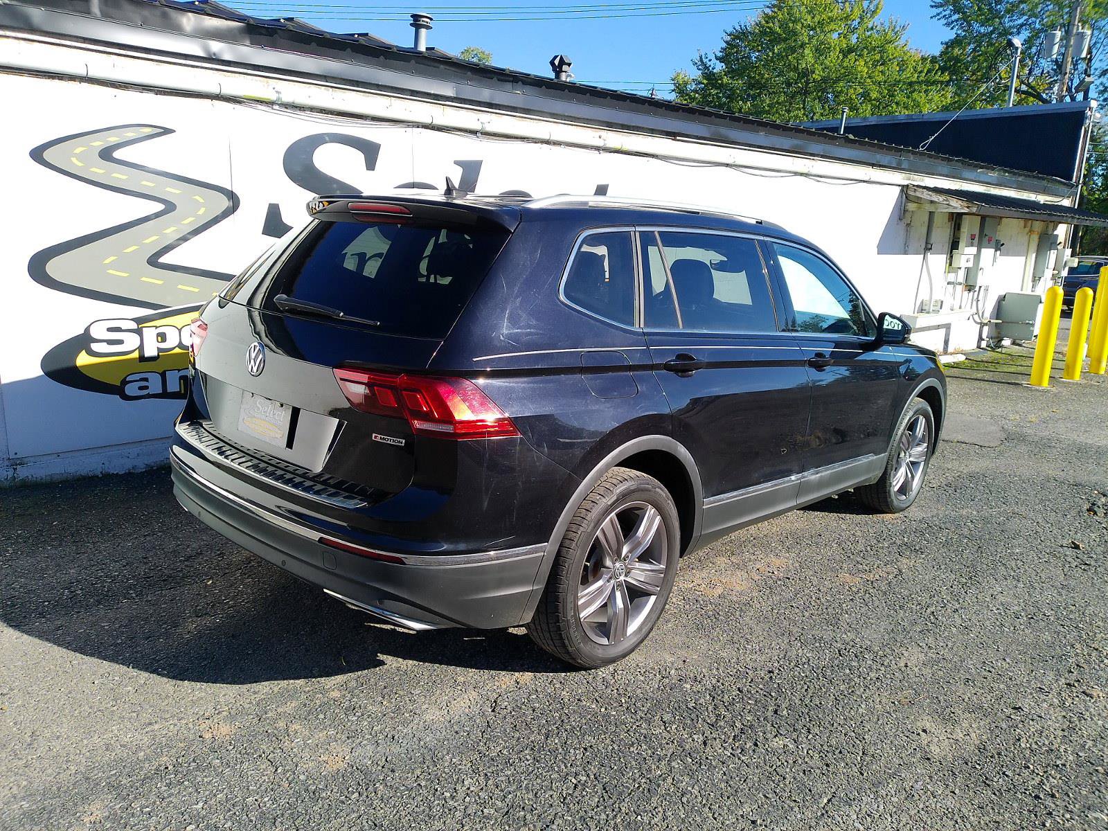 Used 2021 Volkswagen Tiguan SEL AWD/4WD image 2