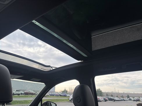 Used 2024 Volkswagen Tiguan SEL R-Line image 28