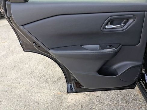 Used 2025 Nissan Rogue SV image 22