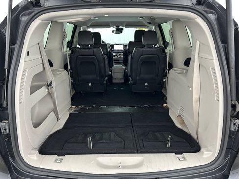 Used 2022 Chrysler Pacifica Touring-L FWD image 34