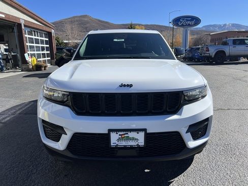 New 2025 Jeep Grand Cherokee Altitude image 8