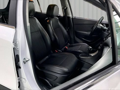 Used 2017 Chevrolet Trax LT w/ LT Convenience Package AWD/4WD image 29