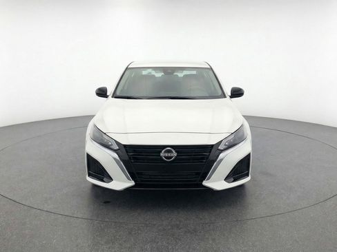 Used 2025 Nissan Altima 2.5 SV FWD image 2