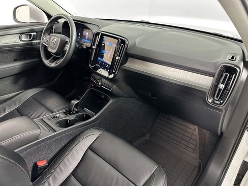Used 2023 Volvo XC40 B4 Core w/ Convenience Package image 27