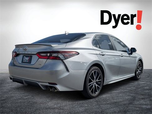 Used 2024 Toyota Camry SE image 3