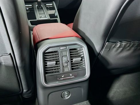 Certified 2026 Porsche Macan AWD/4WD image 26