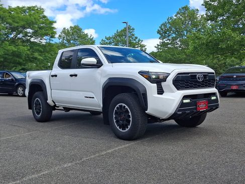 Certified 2024 Toyota Tacoma TRD Off-Road w/ TRD Off Road Upgrade Package AWD/4WD image 4