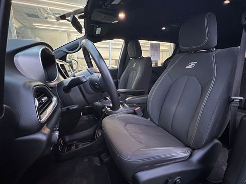 Used 2018 Chrysler Pacifica Touring Plus w/ S Appearance Package image 17