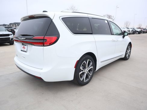 New 2026 Chrysler Pacifica Pinnacle FWD image 24