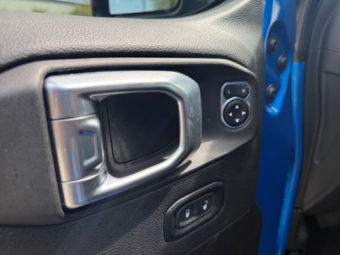 Used 2023 Jeep Wrangler Unlimited Sahara AWD/4WD image 13