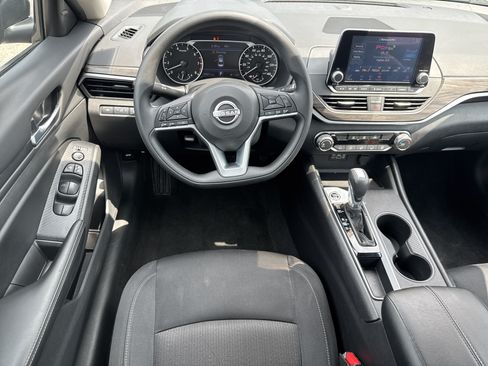 Used 2025 Nissan Altima 2.5 SV FWD image 7