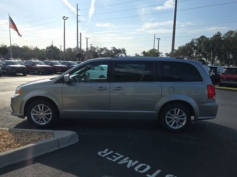 Used 2019 Dodge Grand Caravan SXT image 17