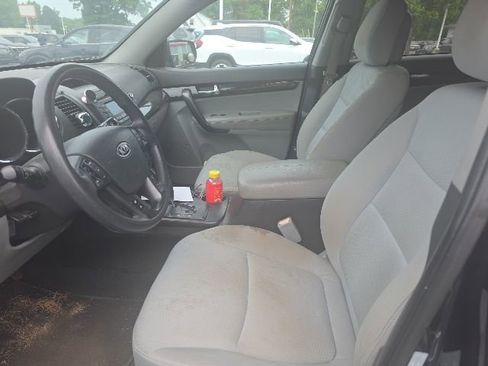 Used 2012 Kia Sorento LX w/ Convenience Pkg FWD image 8